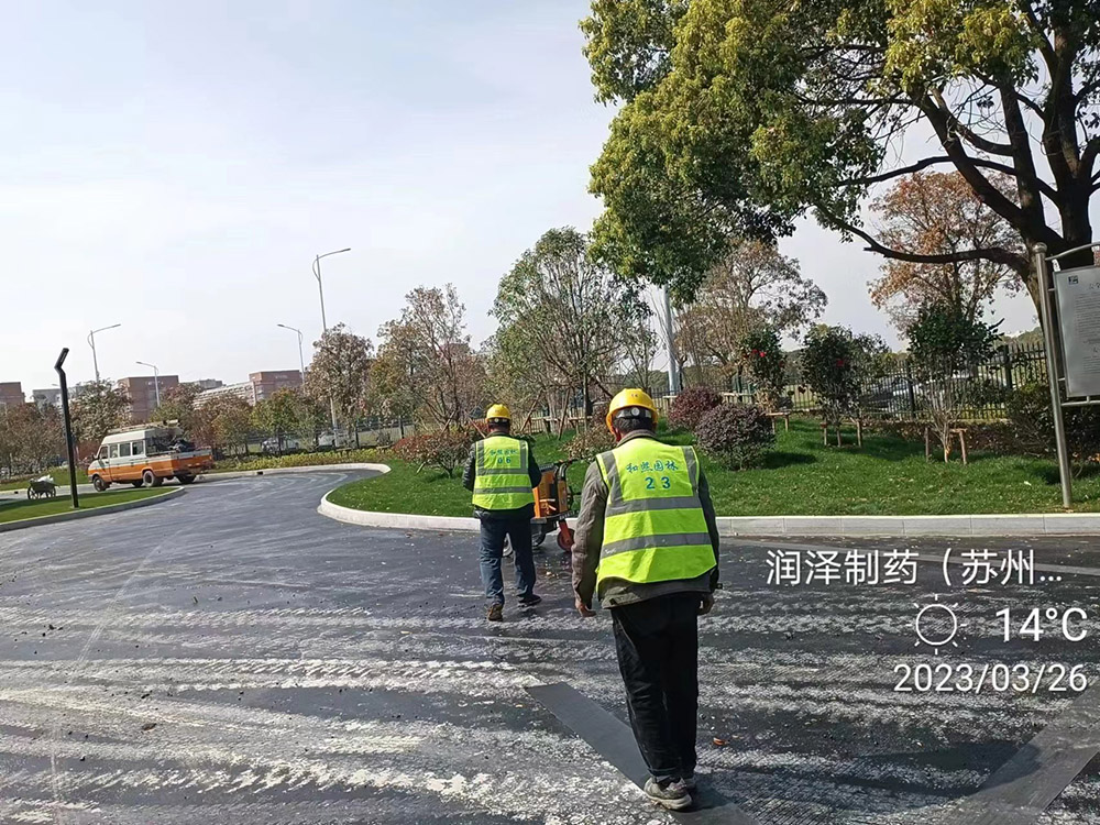 瀝青路面施工前噴油